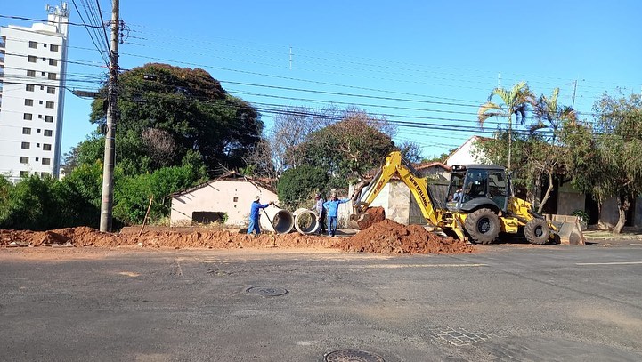 A Prefeitura de Araguari, através da Secretaria de Obras, está realizando serviços de drenagem na Rua Joaquim Aníbal com a Rua Amapá, região central da cidade.  Nos serviços estão sendo colocadas manilhas que possam facilitar o escoamento normal das águas das chuvas que descem dos bairros vizinhos.