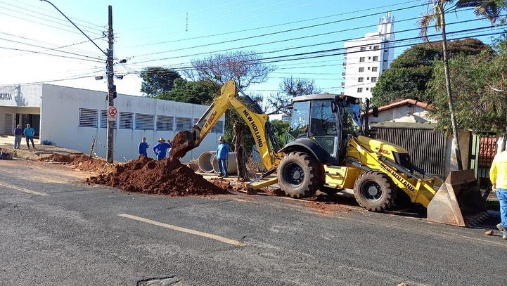 A Prefeitura de Araguari, através da Secretaria de Obras, está realizando serviços de drenagem na Rua Joaquim Aníbal com a Rua Amapá, região central da cidade.  Nos serviços estão sendo colocadas manilhas que possam facilitar o escoamento normal das águas das chuvas que descem dos bairros vizinhos.