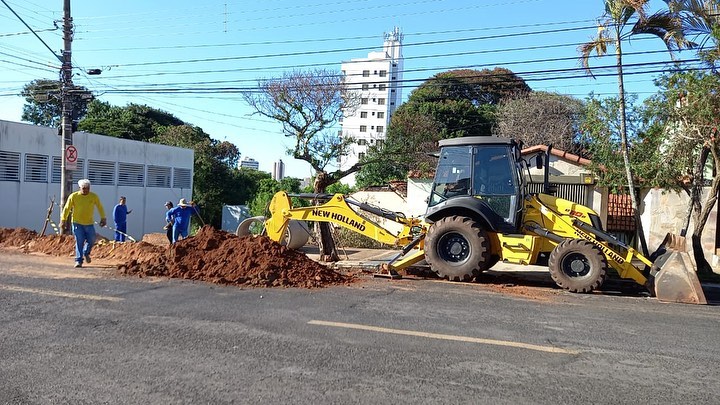 A Prefeitura de Araguari, através da Secretaria de Obras, está realizando serviços de drenagem na Rua Joaquim Aníbal com a Rua Amapá, região central da cidade.  Nos serviços estão sendo colocadas manilhas que possam facilitar o escoamento normal das águas das chuvas que descem dos bairros vizinhos.