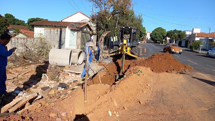 A Prefeitura de Araguari, através da Secretaria de Obras, está realizando serviços de drenagem na Rua Joaquim Aníbal com a Rua Amapá, região central da cidade.  Nos serviços estão sendo colocadas manilhas que possam facilitar o escoamento normal das águas das chuvas que descem dos bairros vizinhos.