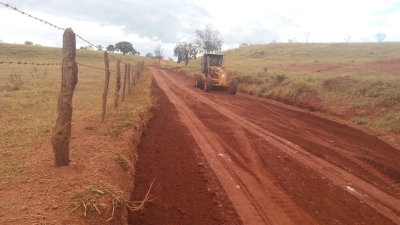 A Prefeitura de Araguari, através da Secretaria de Obras, iniciou a semana com a presença de quatro equipes realizando os serviços de manutenção nas estradas rurais do município.