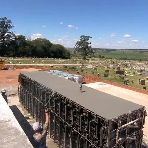 A Prefeitura de Araguari, através da Secretaria de Obras, segue acompanhando os trabalhos de construção do ossário no Cemitério Park.