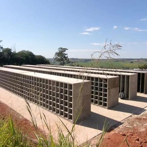A Prefeitura de Araguari, através da Secretaria de Obras, segue acompanhando os trabalhos de construção do ossário no Cemitério Park.