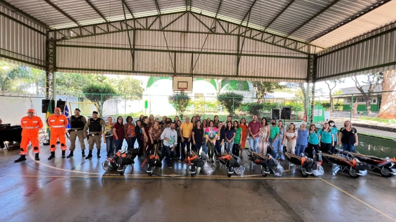 A Prefeitura de Araguari, por meio da Secretaria de Educação e do Departamento Gira Sol, entregou nesta quarta-feira (27), no CEM Ten. Cel. Vilagran Cabrita, kits Ecológicos para prática do Projeto “Adote o Verde na Escola” para todas as Diretoras dos CEM’s e CMEI’s da Rede Municipal de Ensino.