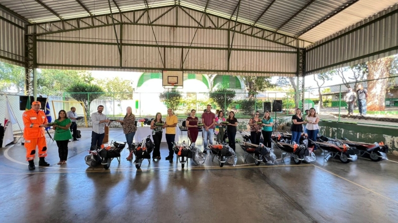 A Prefeitura de Araguari, por meio da Secretaria de Educação e do Departamento Gira Sol, entregou nesta quarta-feira (27), no CEM Ten. Cel. Vilagran Cabrita, kits Ecológicos para prática do Projeto “Adote o Verde na Escola” para todas as Diretoras dos CEM’s e CMEI’s da Rede Municipal de Ensino.