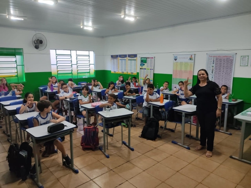 A Prefeitura de Araguari, através da Secretaria de Educação, por meio do Departamento NAI – Núcleo de Apoio à Inclusão, na segunda-feira (25), deu início ao Projeto Falando com as Mãos, com a finalidade de avançar na Educação Inclusiva e valorizar a Língua Brasileira de Sinais-Libras.