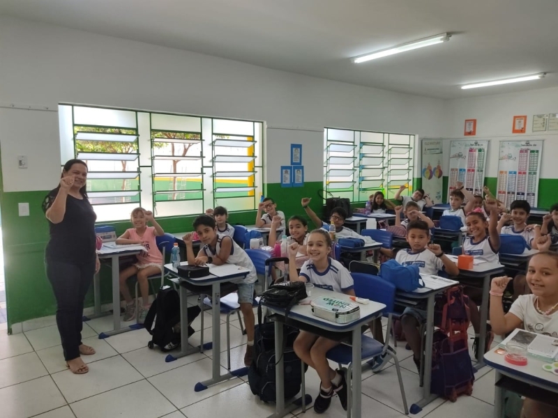 A Prefeitura de Araguari, através da Secretaria de Educação, por meio do Departamento NAI – Núcleo de Apoio à Inclusão, na segunda-feira (25), deu início ao Projeto Falando com as Mãos, com a finalidade de avançar na Educação Inclusiva e valorizar a Língua Brasileira de Sinais-Libras.