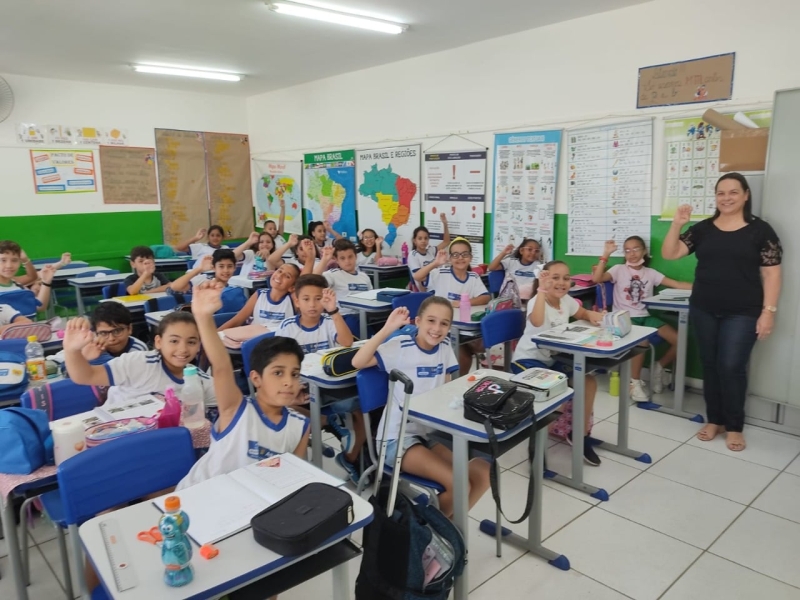 A Prefeitura de Araguari, através da Secretaria de Educação, por meio do Departamento NAI – Núcleo de Apoio à Inclusão, na segunda-feira (25), deu início ao Projeto Falando com as Mãos, com a finalidade de avançar na Educação Inclusiva e valorizar a Língua Brasileira de Sinais-Libras.