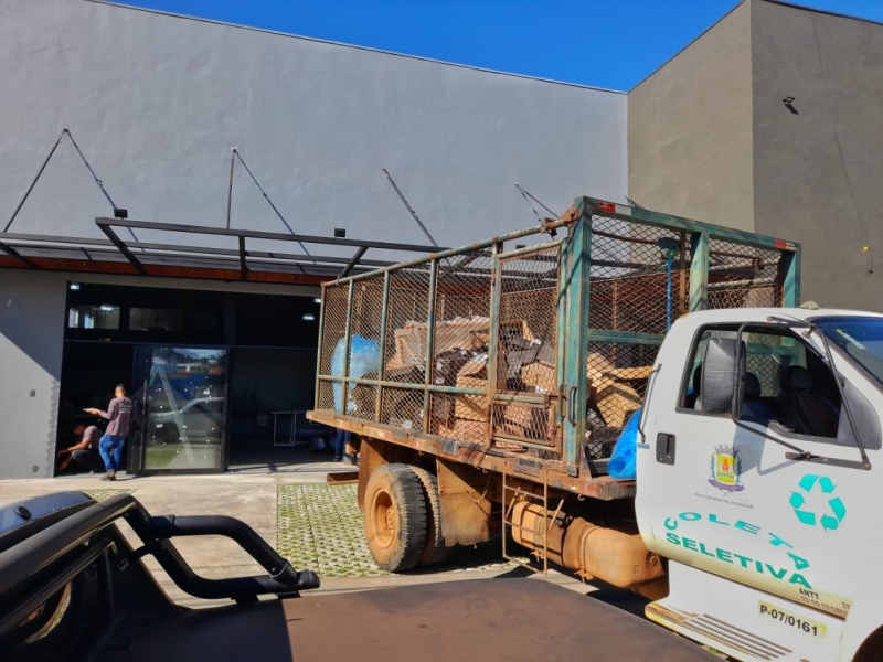 A Coleta Seletiva já é uma grata realidade em nossa cidade e conta com grande adesão da comunidade.  A prefeitura de Araguari, continua recolhendo diariamente materiais recicláveis em todos os bairros e distritos do município. A coleta também é realizada pontualmente, em diversas empresas e cooperativas que têm como hábito separar os materiais para a reciclagem.  De acordo com o secretário de Meio Ambiente, Guilherme Santana, a sustentabilidade é um dos pontos mais importantes para a administração Renato Carvalho e Maria Cecília e todo o material recolhido é destinado à ASCAMARA. “ O material é entregue na associação, devidamente separado e é dado o destino correto, beneficiando o meio ambiente e também auxiliando na geração de renda para esses trabalhadores”, explicou.  Confira os horários e locais da coleta seletiva em Araguari: