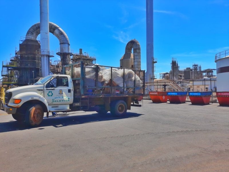 A Coleta Seletiva já é uma grata realidade em nossa cidade e conta com grande adesão da comunidade.  A prefeitura de Araguari, continua recolhendo diariamente materiais recicláveis em todos os bairros e distritos do município. A coleta também é realizada pontualmente, em diversas empresas e cooperativas que têm como hábito separar os materiais para a reciclagem.  De acordo com o secretário de Meio Ambiente, Guilherme Santana, a sustentabilidade é um dos pontos mais importantes para a administração Renato Carvalho e Maria Cecília e todo o material recolhido é destinado à ASCAMARA. “ O material é entregue na associação, devidamente separado e é dado o destino correto, beneficiando o meio ambiente e também auxiliando na geração de renda para esses trabalhadores”, explicou.  Confira os horários e locais da coleta seletiva em Araguari: