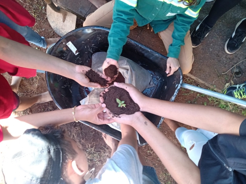Nesta terça (26) e quinta-feira (28), a Prefeitura de Araguari, através da Secretaria Municipal de Educação/ Programa de Educação Ambiental Gira Sol em parceria com a Empresa LD Celulose (em parceria com a empresa de consultoria Ekos Planejamento Ambiental), dando seguimento às atividades ambientais nas unidades educacionais, realizou a montagem da composteira e instalação da horta no CEM Papa João XXIII, com os alunos do 9º ano, que serão responsáveis pelo cultivo da mesma.