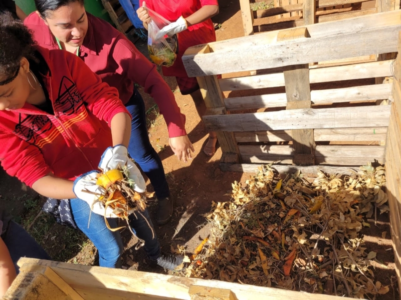 Nesta terça (26) e quinta-feira (28), a Prefeitura de Araguari, através da Secretaria Municipal de Educação/ Programa de Educação Ambiental Gira Sol em parceria com a Empresa LD Celulose (em parceria com a empresa de consultoria Ekos Planejamento Ambiental), dando seguimento às atividades ambientais nas unidades educacionais, realizou a montagem da composteira e instalação da horta no CEM Papa João XXIII, com os alunos do 9º ano, que serão responsáveis pelo cultivo da mesma.