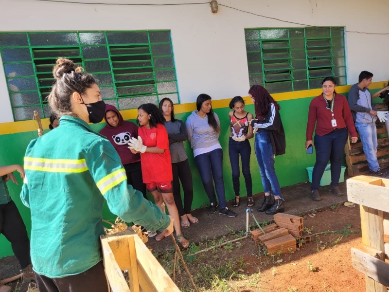 Nesta terça (26) e quinta-feira (28), a Prefeitura de Araguari, através da Secretaria Municipal de Educação/ Programa de Educação Ambiental Gira Sol em parceria com a Empresa LD Celulose (em parceria com a empresa de consultoria Ekos Planejamento Ambiental), dando seguimento às atividades ambientais nas unidades educacionais, realizou a montagem da composteira e instalação da horta no CEM Papa João XXIII, com os alunos do 9º ano, que serão responsáveis pelo cultivo da mesma.