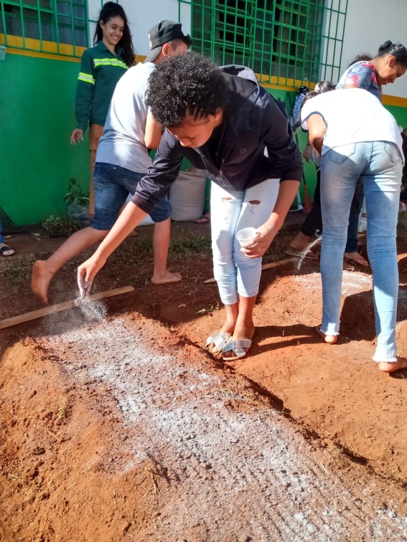Nesta terça (26) e quinta-feira (28), a Prefeitura de Araguari, através da Secretaria Municipal de Educação/ Programa de Educação Ambiental Gira Sol em parceria com a Empresa LD Celulose (em parceria com a empresa de consultoria Ekos Planejamento Ambiental), dando seguimento às atividades ambientais nas unidades educacionais, realizou a montagem da composteira e instalação da horta no CEM Papa João XXIII, com os alunos do 9º ano, que serão responsáveis pelo cultivo da mesma.