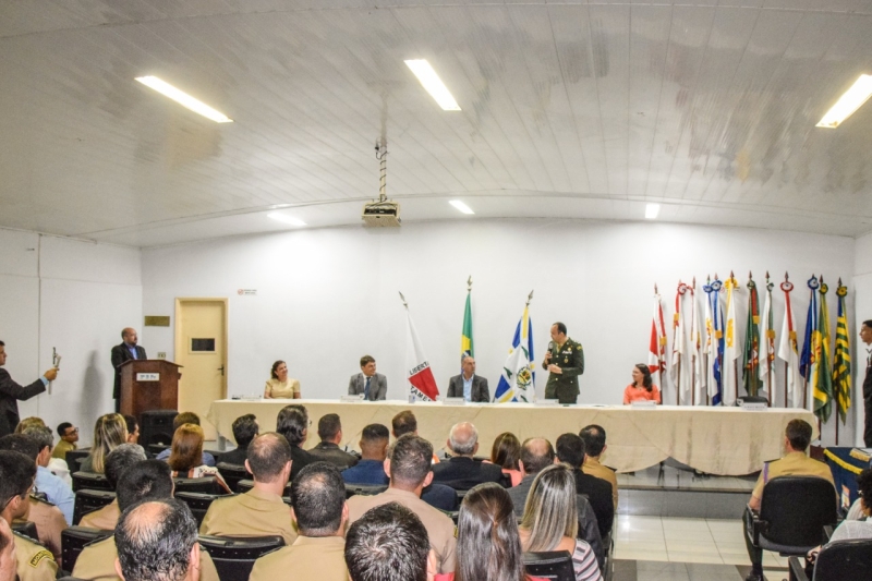 Prefeito e vice-prefeita acompanham solenidade de entrega de Título de Cidadão Honorário ao comandante do 2º Batalhão Ferroviário