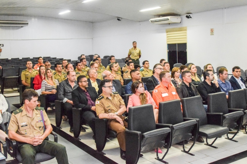 Prefeito e vice-prefeita acompanham solenidade de entrega de Título de Cidadão Honorário ao comandante do 2º Batalhão Ferroviário