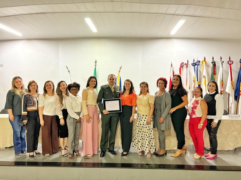 Prefeito e vice-prefeita acompanham solenidade de entrega de Título de Cidadão Honorário ao comandante do 2º Batalhão Ferroviário