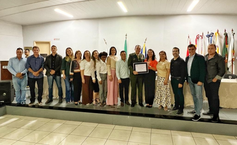 Prefeito e vice-prefeita acompanham solenidade de entrega de Título de Cidadão Honorário ao comandante do 2º Batalhão Ferroviário