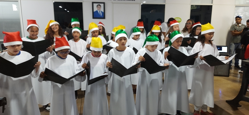 A magia do Natal é cantada por alunos do município