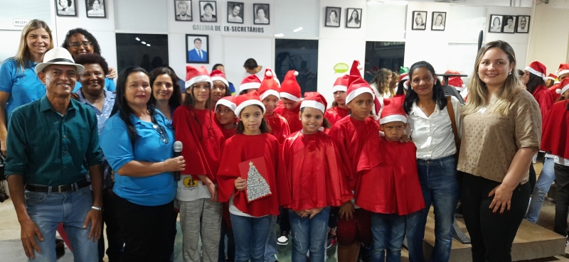 A magia do Natal é cantada por alunos do município