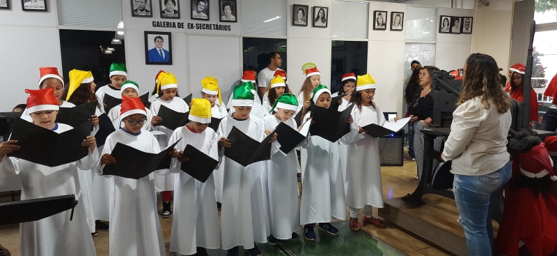 A magia do Natal é cantada por alunos do município