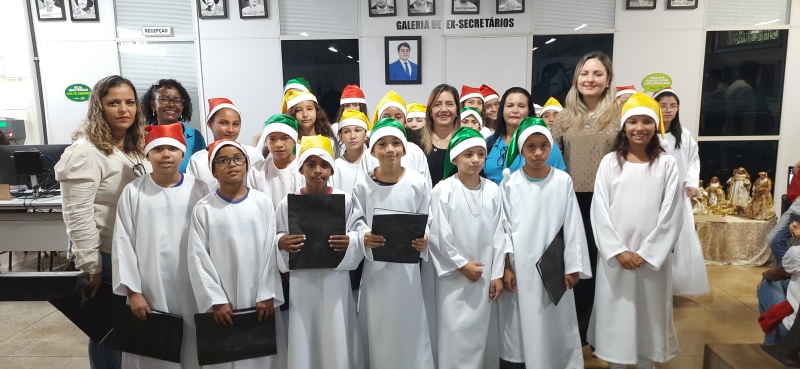 A magia do Natal é cantada por alunos do município