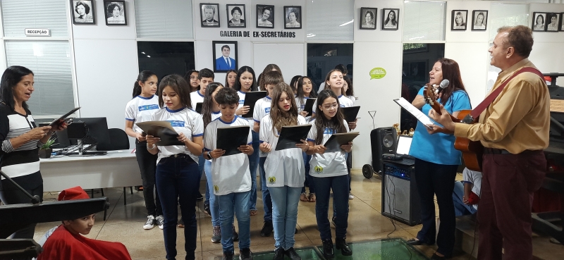 A magia do Natal é cantada por alunos do município