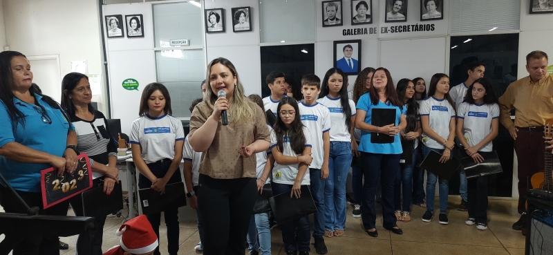 A magia do Natal é cantada por alunos do município