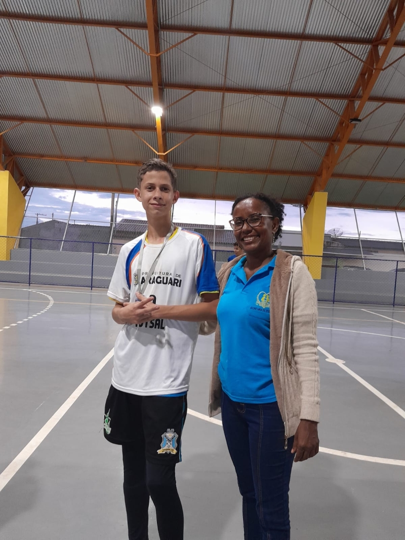 A prefeitura de Araguari, através da secretaria de Educação, na noite desta segunda-feira (12), realizou na Vila dos Esportes, a final do torneio de Futsal Interclasses, do CEM Mário da Silva Pereira, com alunos do 6° ao 9° ano, coordenada pelo professor de Educação Física, Lucas Mendonça.