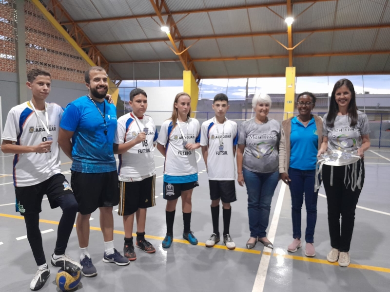 A prefeitura de Araguari, através da secretaria de Educação, na noite desta segunda-feira (12), realizou na Vila dos Esportes, a final do torneio de Futsal Interclasses, do CEM Mário da Silva Pereira, com alunos do 6° ao 9° ano, coordenada pelo professor de Educação Física, Lucas Mendonça.