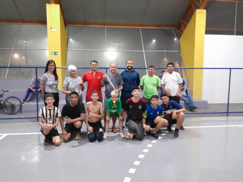 A prefeitura de Araguari, através da secretaria de Educação, na noite desta segunda-feira (12), realizou na Vila dos Esportes, a final do torneio de Futsal Interclasses, do CEM Mário da Silva Pereira, com alunos do 6° ao 9° ano, coordenada pelo professor de Educação Física, Lucas Mendonça.