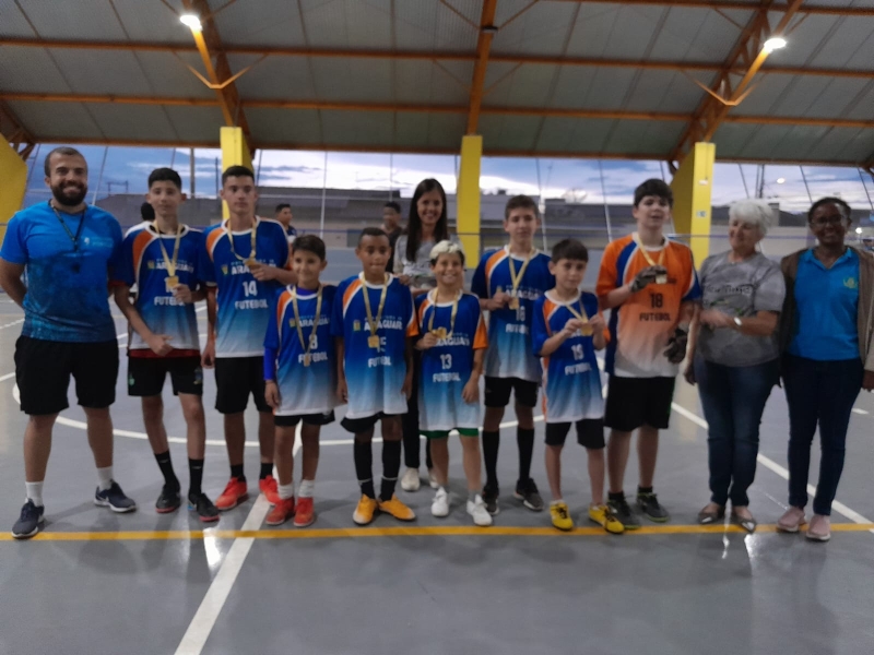 A prefeitura de Araguari, através da secretaria de Educação, na noite desta segunda-feira (12), realizou na Vila dos Esportes, a final do torneio de Futsal Interclasses, do CEM Mário da Silva Pereira, com alunos do 6° ao 9° ano, coordenada pelo professor de Educação Física, Lucas Mendonça.