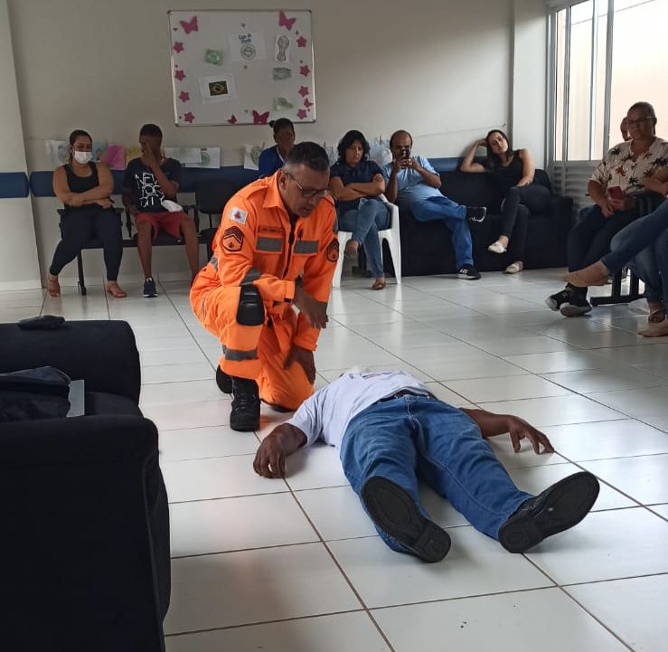 Profissionais da saúde participam de curso de primeiros socorros com militares do Corpo de Bombeiros