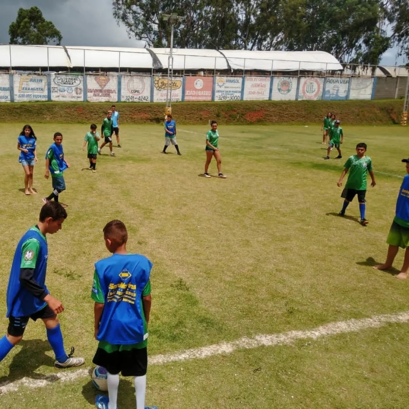 A prefeitura de Araguari, através da secretaria de Educação e FAMEP- fundação Municipal de Esportes e Paradesporto, com parceria da Liga Araguarina de Futebol, realizou na segunda-feira (12), o encerramento do Projeto Esporte em Ação desenvolvido com os alunos do CEM Justino Rodrigues da Cunha, na região da Água Clara.