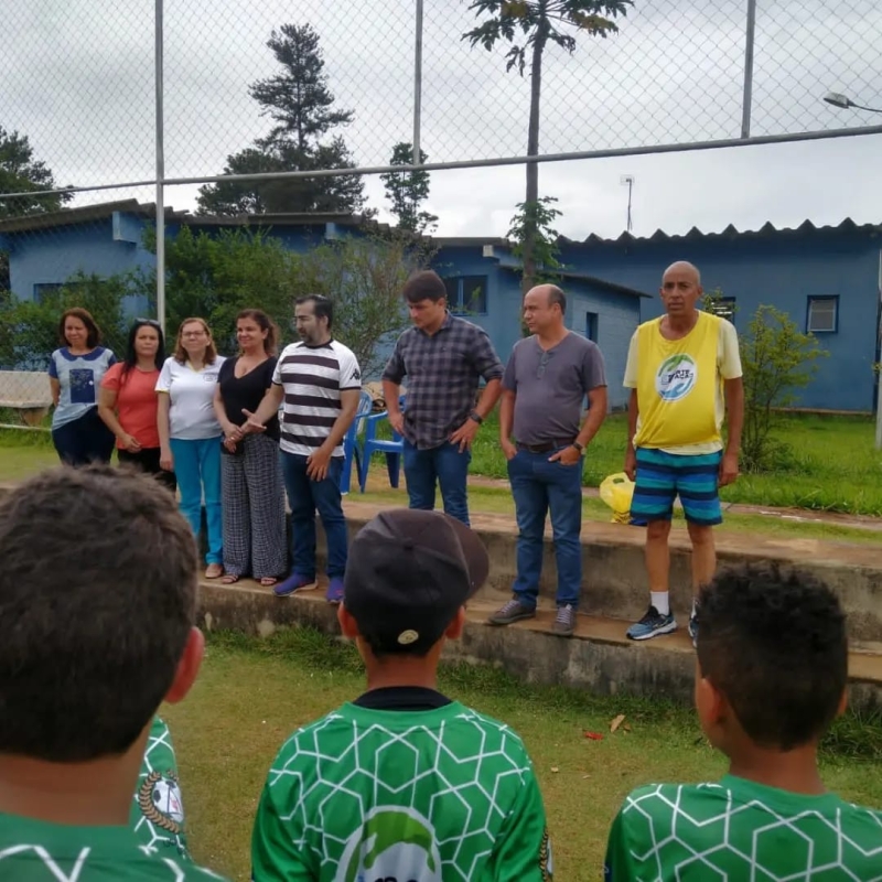 A prefeitura de Araguari, através da secretaria de Educação e FAMEP- fundação Municipal de Esportes e Paradesporto, com parceria da Liga Araguarina de Futebol, realizou na segunda-feira (12), o encerramento do Projeto Esporte em Ação desenvolvido com os alunos do CEM Justino Rodrigues da Cunha, na região da Água Clara.