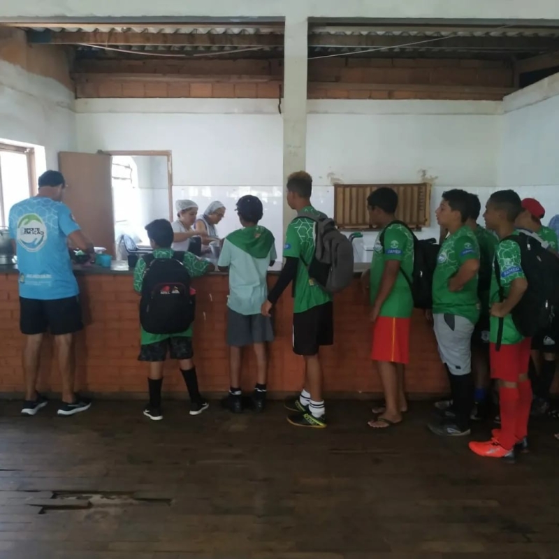 A prefeitura de Araguari, através da secretaria de Educação e FAMEP- fundação Municipal de Esportes e Paradesporto, com parceria da Liga Araguarina de Futebol, realizou na segunda-feira (12), o encerramento do Projeto Esporte em Ação desenvolvido com os alunos do CEM Justino Rodrigues da Cunha, na região da Água Clara.