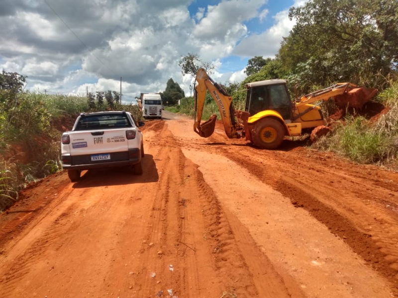 A prefeitura de Araguari, através da secretaria de Obras, trabalhou nesta segunda-feira (19), em vários pontos da zona rural, com a manutenção das estradas que ligam à diversas comunidades.