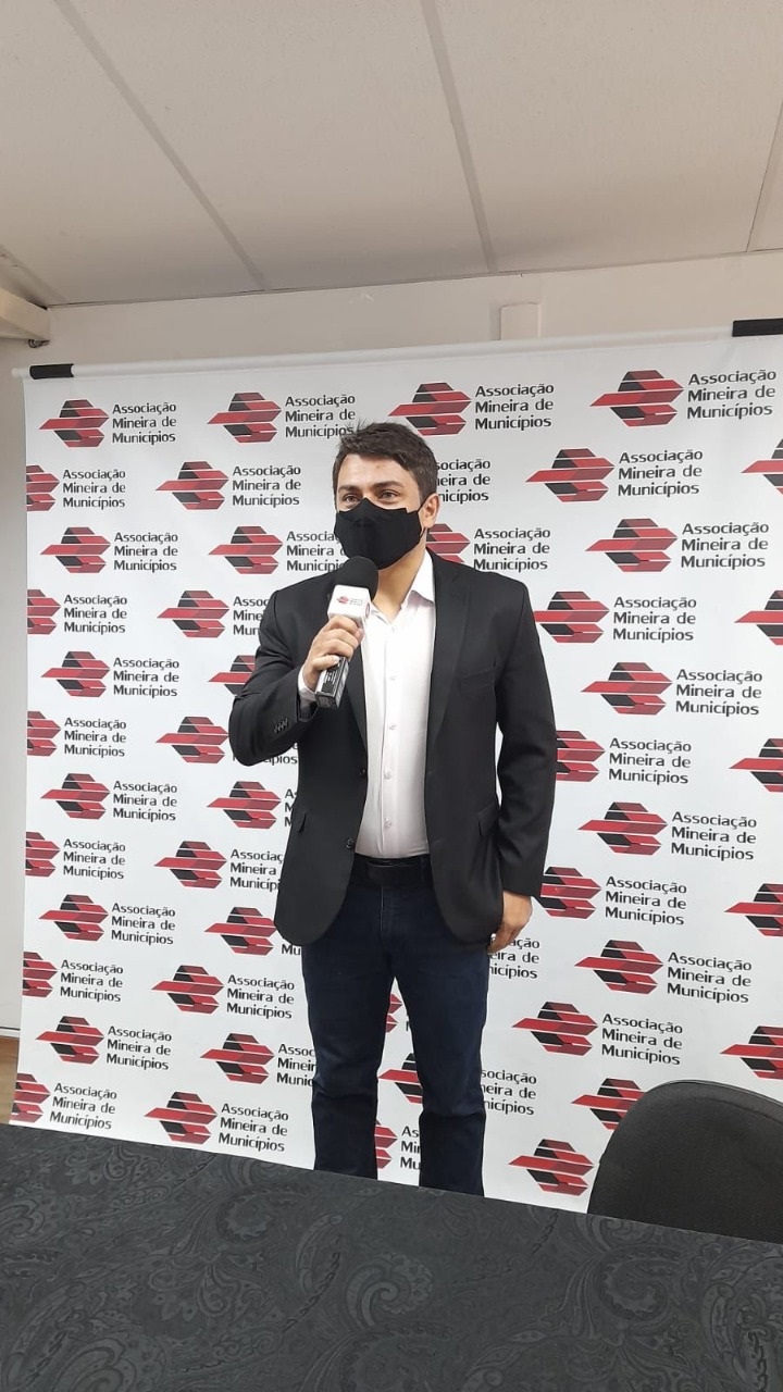 Prefeito Renato Carvalho, durante todo dia, ministra curso sobre “Inovações e Mudanças com a Lei de Licitações e Contratos”, pela AMM - Associação Mineira dos Municípios, na capital Belo Horizonte.