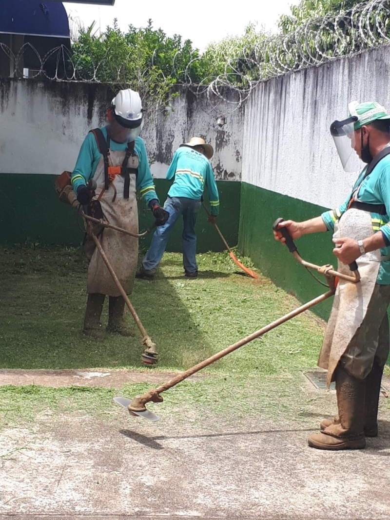 A prefeitura de Araguari através da secretaria de Educação, segue cronograma e continua os trabalhos de poda e capina nas unidades educacionais.