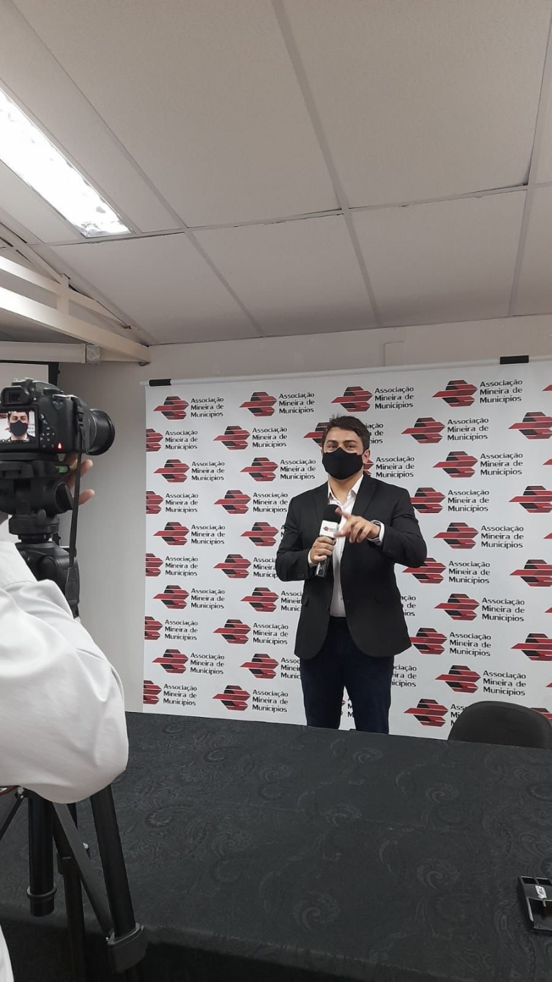 O prefeito Renato Carvalho ministrou nesta quinta-feira (3), a convite da Associação Mineira de Municípios – AMM, em Belo Horizonte, um curso sobre Inovações e Mudanças com a Lei de Licitações e Contratos. O curso teve como objetivo, trabalhar as mudanças da Nova Lei de Licitações, esclarecendo a intenção e motivação do legislador com os novos dispositivos.