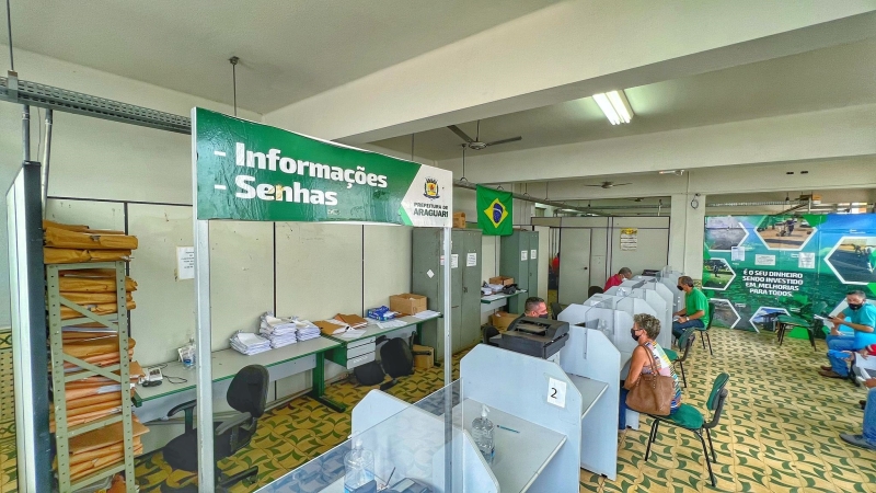 Na madrugada de sábado para domingo, a viatura da polícia militar que fazia ronda pelo local, percebeu que a porta da frente do prédio da Prefeitura, onde funcionam os serviços de tributação e ISS, na esquina debaixo da sede da administração municipal, estava aberta e que não havia ninguém no local. Os militares entraram e registraram a ação dos bandidos. A porta da frente foi arrombada.
