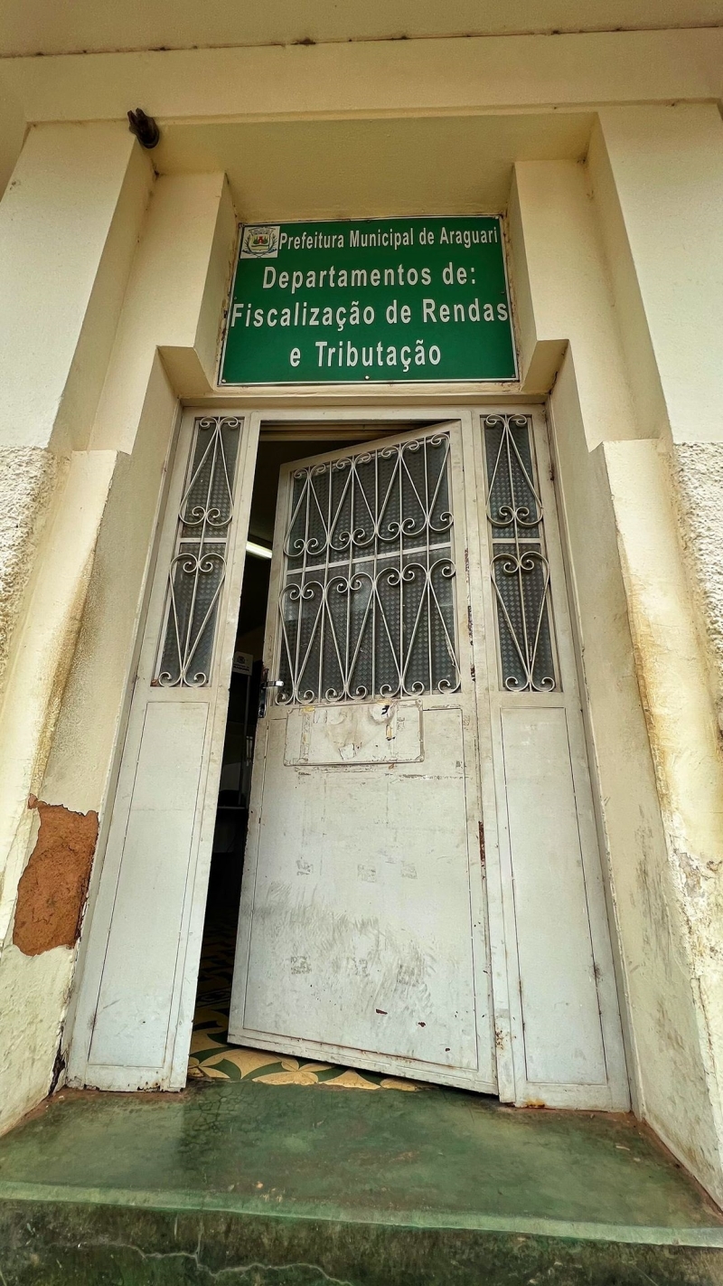 Na madrugada de sábado para domingo, a viatura da polícia militar que fazia ronda pelo local, percebeu que a porta da frente do prédio da Prefeitura, onde funcionam os serviços de tributação e ISS, na esquina debaixo da sede da administração municipal, estava aberta e que não havia ninguém no local. Os militares entraram e registraram a ação dos bandidos. A porta da frente foi arrombada.