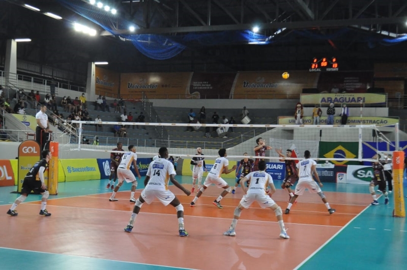 No último sábado, 5, o ginásio poliesportivo General Mário Brum Negreiros foi palco de um emocionante jogo da equipe masculina de vôlei Araguari que disputou a série B da Superliga.