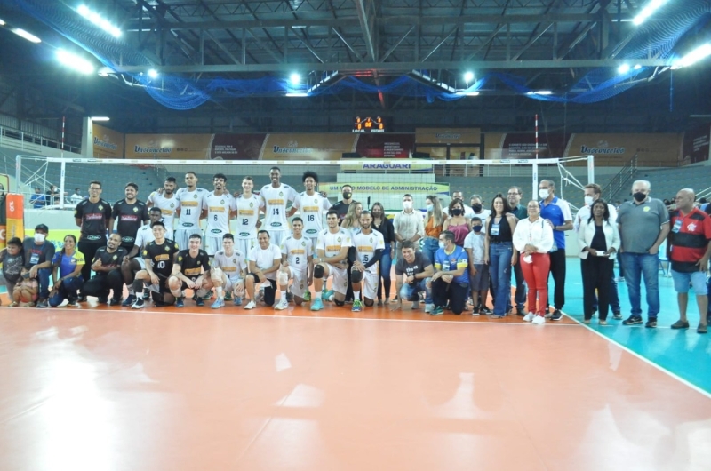 No último sábado, 5, o ginásio poliesportivo General Mário Brum Negreiros foi palco de um emocionante jogo da equipe masculina de vôlei Araguari que disputou a série B da Superliga.