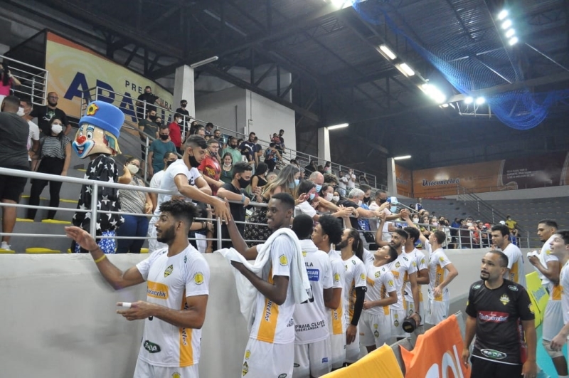 No último sábado, 5, o ginásio poliesportivo General Mário Brum Negreiros foi palco de um emocionante jogo da equipe masculina de vôlei Araguari que disputou a série B da Superliga.