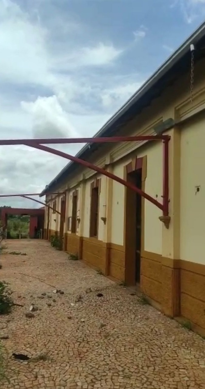 Há cinco dias de publicar a licitação de concessão com restauro do prédio da Estação Stevenson na BR 050, o imóvel foi encontrado sem a varanda externa pelos fiscais que foram ao local para realizar a última inspeção antes de publicação do edital. Um suspeito foi preso até agora e na casa dele encontrada lixadeira e extensão que podem ter sido usadas no crime.