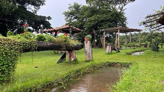 Uma comitiva formada por representantes da Secretaria de Desenvolvimento Econômico e Turismo, da Agricultura, Sec. de Gabinete e da FAEC juntamente com equipe de bombeiros visitou, nesta segunda-feira (14), a Instância do Guardião, que fica há cerca de 25 km de Araguari. O local faz parte de um projeto inédito do município em valorizar a natureza e tudo que ela pode oferecer de melhor às pessoas.
