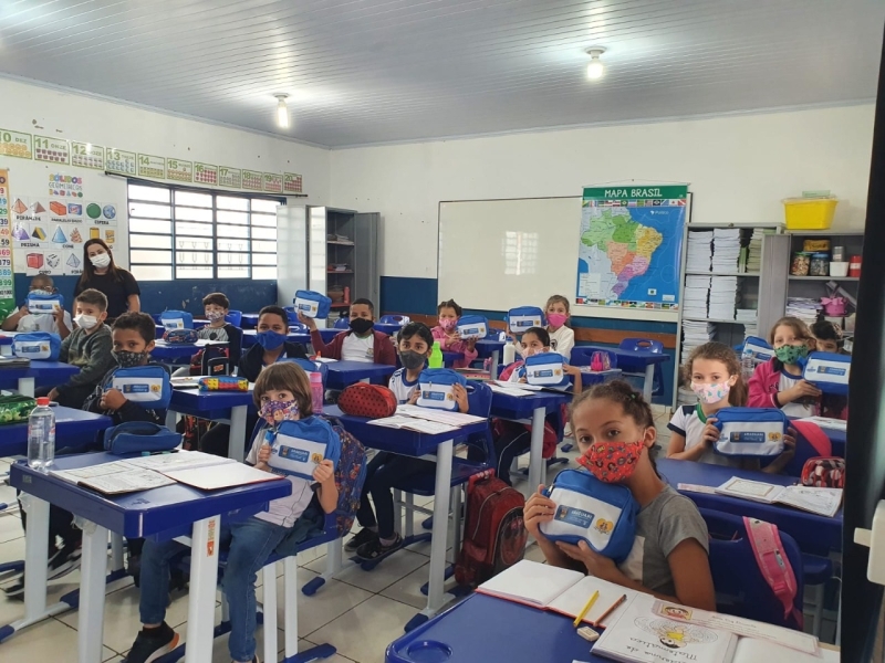 Atendendo às determinações do prefeito Renato Carvalho e da vice-prefeita Maria Cecília, nesta segunda-feira (14), começaram a ser distribuídos para todos os alunos da Rede Municipal, o Kit de prevenção à Covid-19.