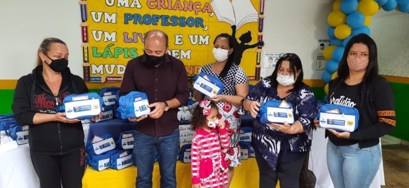 Atendendo às determinações do prefeito Renato Carvalho e da vice-prefeita Maria Cecília, nesta segunda-feira (14), começaram a ser distribuídos para todos os alunos da Rede Municipal, o Kit de prevenção à Covid-19.