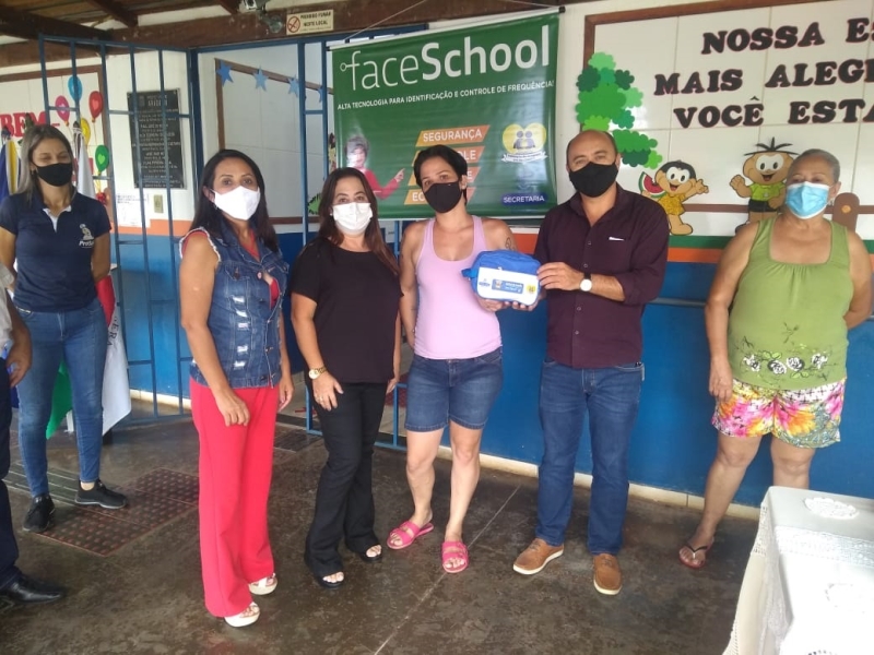 Atendendo às determinações do prefeito Renato Carvalho e da vice-prefeita Maria Cecília, nesta segunda-feira (14), começaram a ser distribuídos para todos os alunos da Rede Municipal, o Kit de prevenção à Covid-19.
